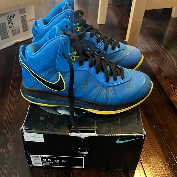 Lebron 8 v/2 Nike sneakers - Picture 3 of 5